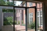 Im Botanicum, dem Haus des Studiums im Schlossgarten hat die Universität Münster alle für die Studierenden wichtigen Anlaufstellen vereint und neue Serviceangebote geschaffen. Es gibt einen kleinen Innenhof, auch für Gruppentreffen und Veranstaltungen mit einem der modernen Anbauten.