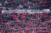 Fans des 1. FC Kaiserslautern halten ein Transparent mit der Aufschrift «Unser Traum! Euer Ziel! Aufstieg 2022!» in die Höhe.