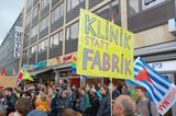 Für einen „Tarifvertrag Entlastung“ haben am Samstagnachmittag erneut mehrere Hundert Mitarbeiter des Universitäts-Klinikums Münster in der Innenstadt demonstriert.