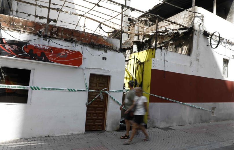 Nach Informationen der „Mallorca Zeitung“ haben die Männer am vergangenen Freitagvormittag in den Hotelzimmern und auf den Balkonen gefeiert. Nach Zeugenaussagen sollen sie glimmende Zigarettenkippen auf das Terrassendach der Gaststätte geworfen und das Ganze gefilmt haben.