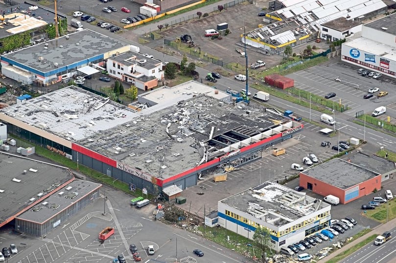 Beschädigte Dächer von Gewerbebetrieben an der Senefelderstraße in Paderborn: Ein Tornado hatte am 20. Mai 2022 massive Schäden in der Stadt verursacht.