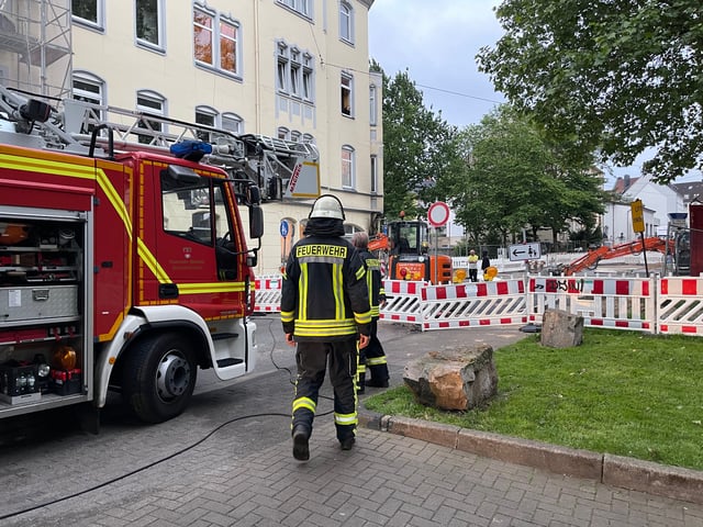 Bielefeld: Müllcontainer brennen an Hausfassade