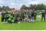 Sie haben es geschafft: Die Landesliga-Fußballerinnen von GW Nottuln beendeten die Saison 2021/22 mit einem 5:2-Sieg im Kreispokal-Finale über den Bezirksligisten Turo Darfeld und feierten im Anschluss mit den Herren, die ebenfalls Kreispokalsieger wurden.