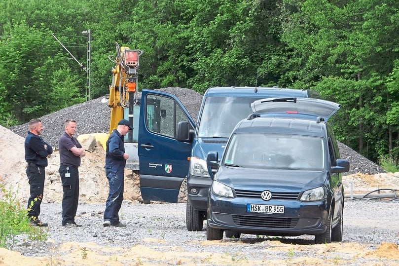 ---entschärften die Kampfmittelexperten die Bombe um 18.20 Uhr. Unmittelbar danach wurden die Evakuierung aufgehoben und die Straßen wieder freigegeben.