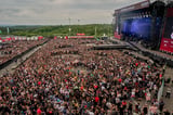 Rockfans tanzen während des Auftritts der der Band „You Me at Six“ vor der Hauptbühne des Open-Air-Festivals “Rock am Ring&quot;.