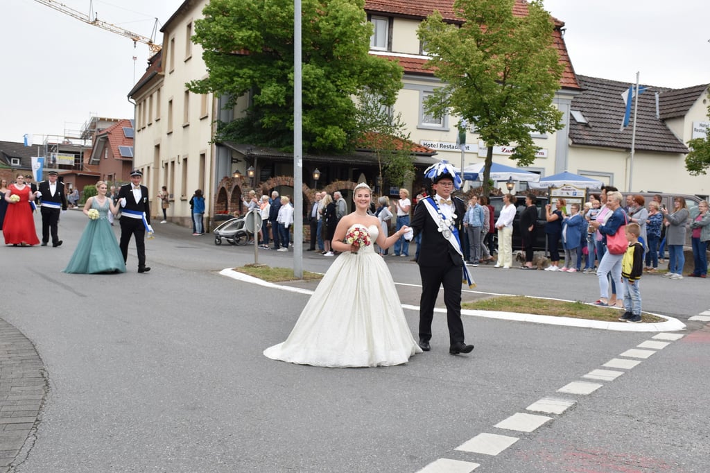 Junges Königspaar begeistert in Warburg-Ossendorf