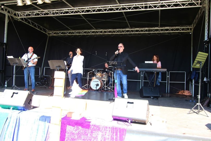 Die Band ist zwar noch ohne Namen, dafür aber mit Bühne (v.l.): Martin Göcke, Andreas Blechmann, Andrea Bergmann, Andreas Leinhäupl, Pfarrer Markus Möhl und Larissa Neufeld.