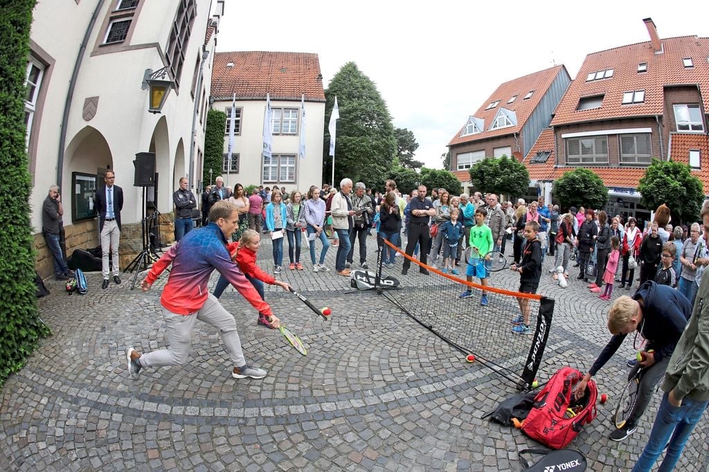 Tennisturnier wird am Freitag vor dem Rathaus in Halle
