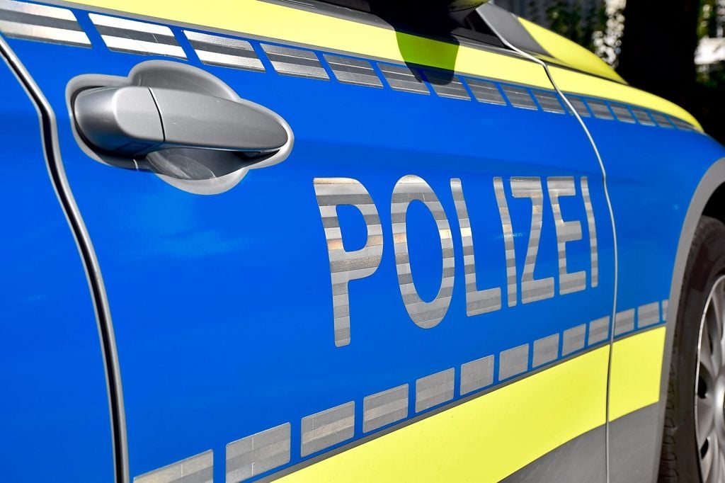 Frau entdeckt fremden Mann im Bett