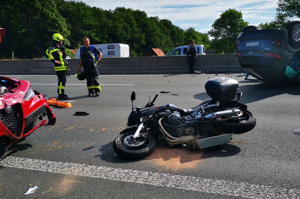 Motorrad kollidiert in Attendorn mit Auto - Mann schwer verletzt