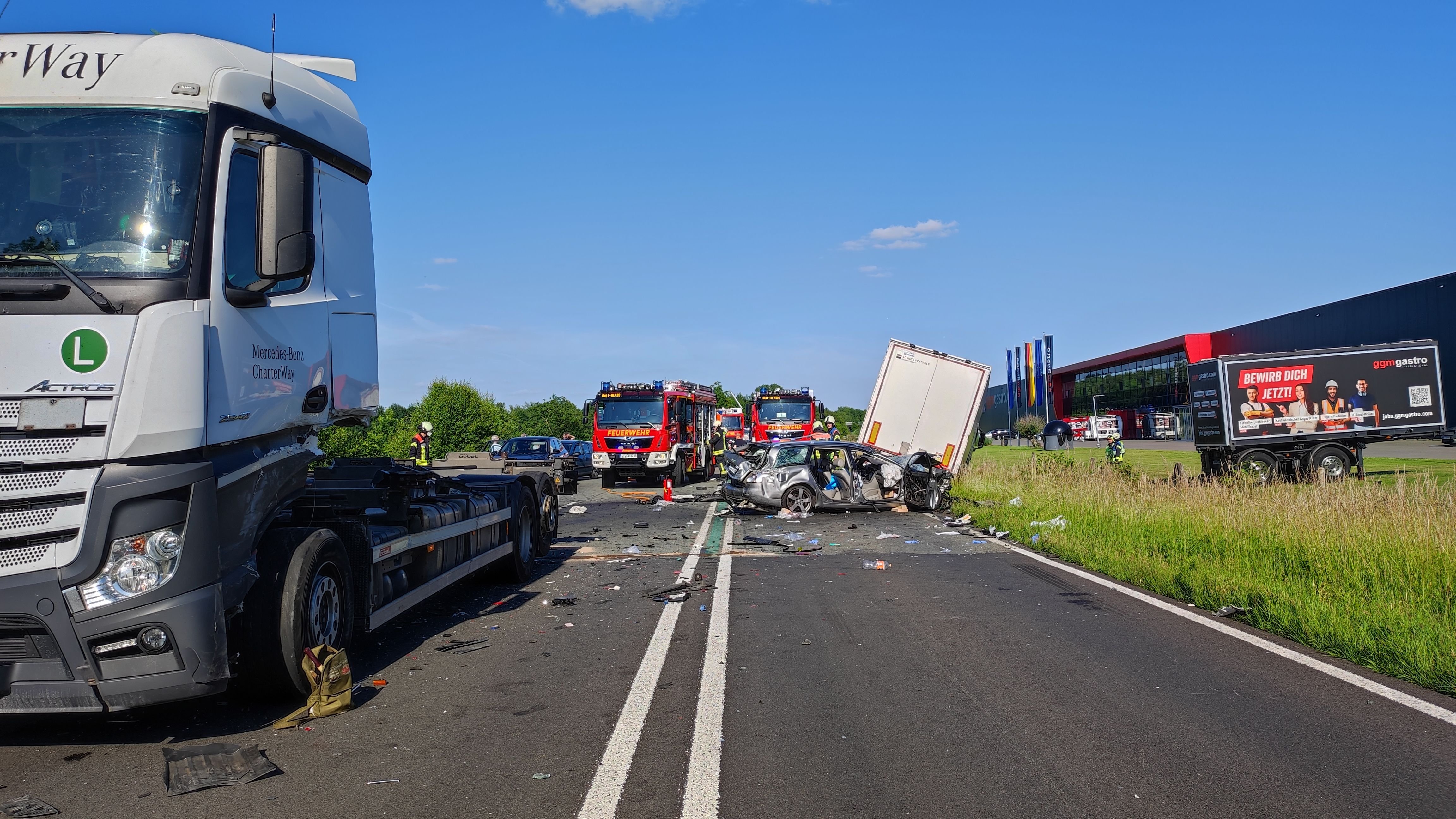 Unfall Auf Der B 54: Frontalzusammenstoß Zwischen Pkw Und Lkw