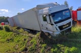 Ein Pkw-Fahrer aus Steinfurt ist am Dienstagabend auf der B54 bei einem Überholvorgang in den Gegenverkehr geraten. Er kollidierte in Höhe des Unternehmens GGM Gastro in Ochtrup mit einem Lkw und wurde lebensgefährlich verletzt.