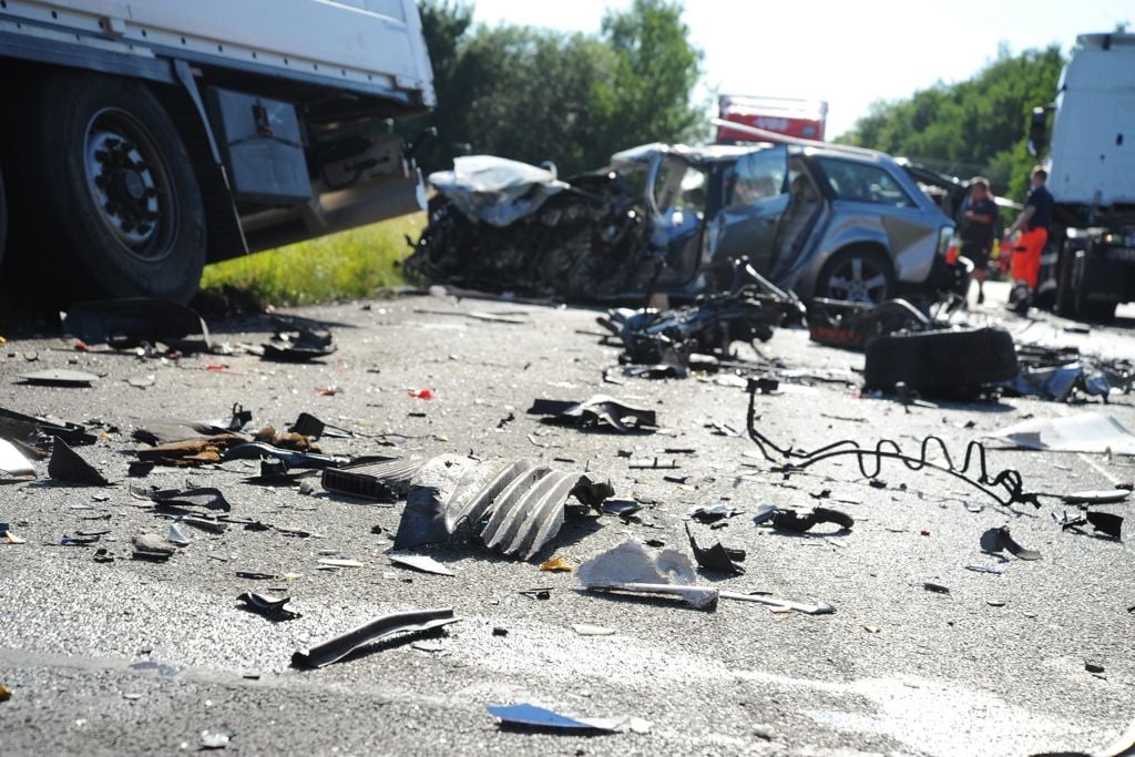 Unfall Auf Der B 54: Frontalzusammenstoß Zwischen Pkw Und Lkw