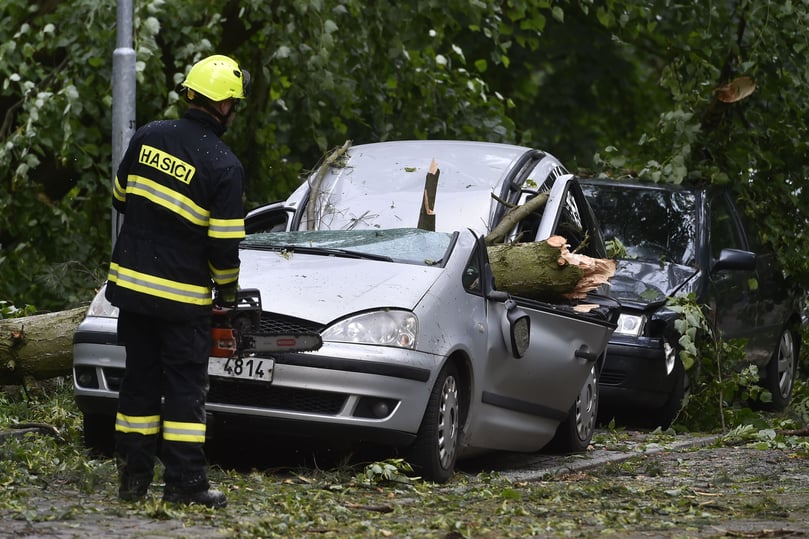 Behauptung: Ein Auto ist ein sicherer Unterschlupf. Bewertung: Das stimmt nur bedingt. Fakten: Ein normales Auto bildet einen sogenannten Faradayschen Käfig, der die elektrische Entladung um die Insassen herum lenkt und sie so schützt. Auch in einem geschlossenen Cabrio gibt es laut ADAC kein gesteigertes Einschlagsrisiko. Allerdings rät der Automobilclub, nach einen Einschlag keine Metallteile im Fahrzeug-Innenraum zu berühren, die mit der Karosserie in Verbindung stehen. Diese haben aber ohnehin nicht mehr alle Autos. Da heute Kunststoffauskleidungen üblich seien, dürfte dies also kein großes Problem sein, so die Auto-Experten. Eine weitere Gefahr: Ein Blitzeinschlag kann die Insassen blenden und das Auto leicht beschädigen. Daher lautet der Expertenrat, wenn man im Auto Unterschlupf suchen muss: Dieses besser nicht in exponierter Lage wie auf einem Hügel parken, damit sich das Risiko eines Blitzeinschlags verringert. Fenster und Schiebedach schließen und alle Antennen, soweit das möglich ist, einziehen.