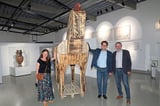 Sybill Ebers, Prof. Achim Lichtenberger (M.) und Dr. Helge Nieswandt sind ganz lieb zu ihrem Trojanischen Pferdchen.