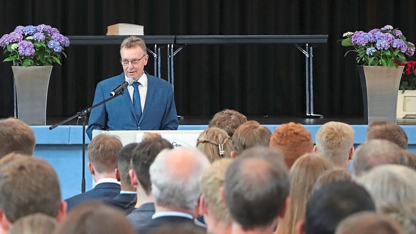 Schulleiter Frank Wittig begrüßte die Gäste zur Abiturfeier und würdigte die Leistungen der Jugendlichen.