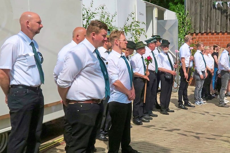 Bei sehr heißem Sommerwetter startete der Schützenverein Kiebitzheide in sein Festwochenende zum 100-jährigen Bestehen.