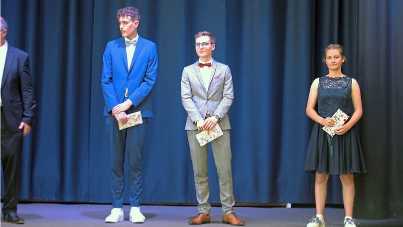 Schafften den perfekten Notendurchschnitt von 1,0 (v.l.): Nico Hattrup, Felix Diekmann und Pia-Laura Wisnewski.