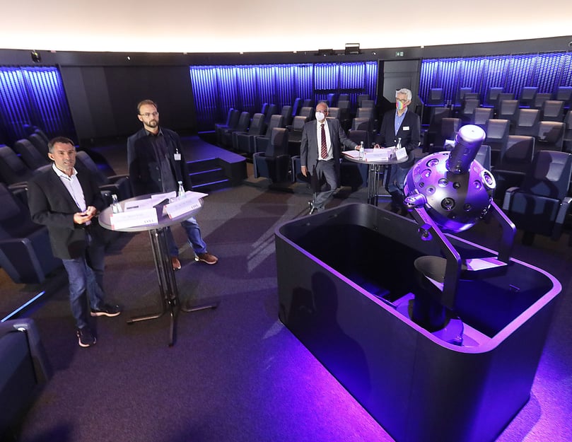 Dr. Björn Voss, Leiter des Planetariums, Dr. Jan Ole Kriegs, Direktor des LWL-Museums für Naturkunde und Matthias Löb, Direktor des Landschaftsverbandes Westfalen-Lippe stellen das rundum erneuerte Planetarium vor.