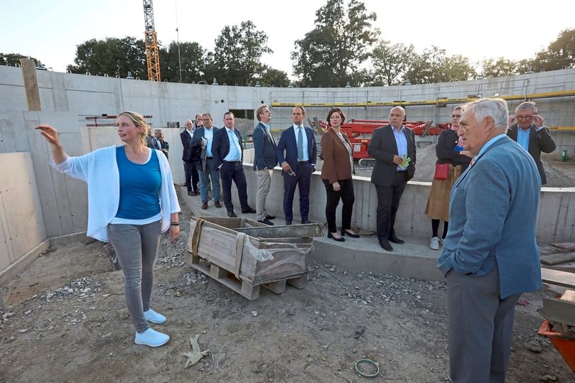 Zoodirektorin Dr. Simone Schehka zeigte die Meranti Halle.