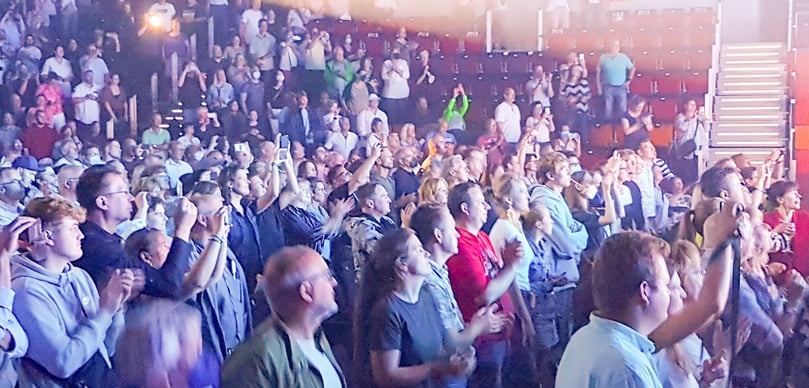 Die Zuschauer wurden generationsübergreifend mitgenommen auf eine musikalische Zeitreise und dem Gefühl, in einer Groß-Disco in Münster zu sein, wie früher in den 90er Jahren.