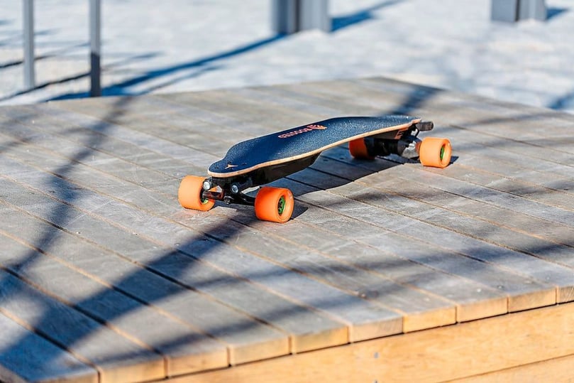 Elektro-Skateboards werden mit einer Funkfernbedienung oder per App beschleunigt und gebremst.