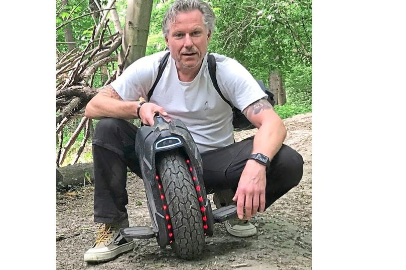 Der Schauspieler Dirk Borchardt wirbt für Elektrokleinstfahrzeuge. Er sagt: „Sie sind schnell, emissionsarm und effektiv.“