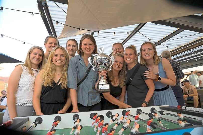 Am Donnerstag wurde bei der Siegerehrung in den Räumlichkeiten des „Jovel“ das Geheimnis gelüftet, wer Münsters Fußballerin des Jahres 2022 ist. Die stolze Preisträgerin: Paula Mertens von Borussia Münster.