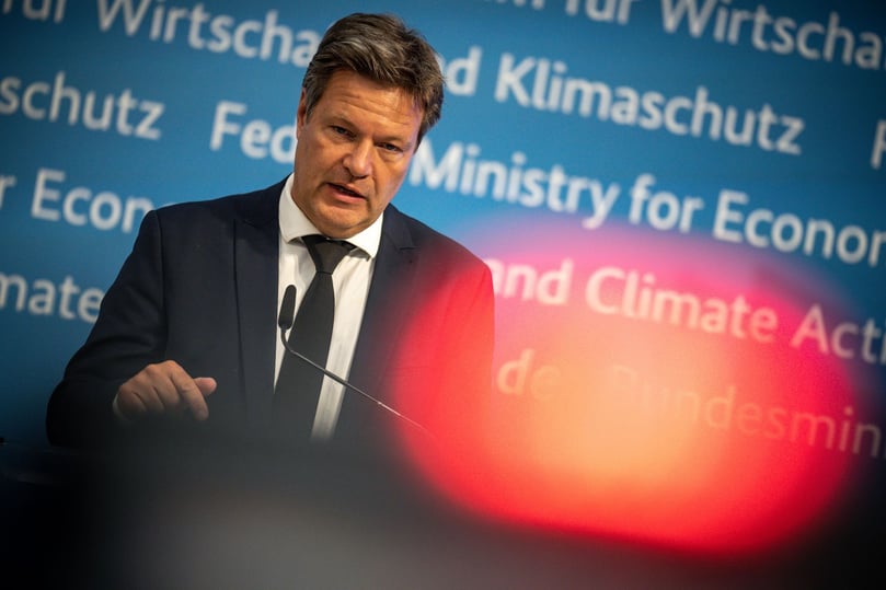 Wie sehr ist Deutschland in der Gaskrise von seinen europäischen Partnern abhängig? Deutschland ist sehr stark von anderen europäischen Ländern abhängig bei der Energieversorgung. Die Frage nach nationalen Alleingängen verbietet sich aus Sicht Habecks - schließlich fließe Gas durch andere Staaten nach Deutschland. „Ohne die könnten wir gleich einpacken.“ Wenn es wirklich eng wird - und die Notfallstufe im Notfallplan Gas erreicht ist - dann sollen sich Deutschland und seine Nachbarstaaten nach europäischem Recht auch untereinander aushelfen. Für den Fall von weniger gravierenden Engpässen hat Deutschland auch so genannte Solidaritätsabkommen mit Dänemark und Österreich. Diese regeln Details, damit Deutschland mit diesen Ländern schnell und unkompliziert Gas austauschen kann. Zum Abschluss solcher Solidaritätsverträge sind die EU-Staaten eigentlich seit Jahren verpflichtet.