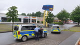 Polizisten am Schwabenweg in der Stadtheide: Der Geldautomat wurde gegen 2.30 Uhr gesprengt.