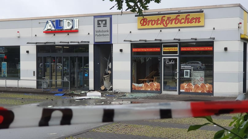 Der abgesperrte Tatort in Paderborn: Zuletzt wurden im Kreis Paderborn Ende Februar in Nordborchen (Sparkasse) und Paderborn-Sennelager (Verbund-Volksbank OWL) Geldautomaten gesprengt.