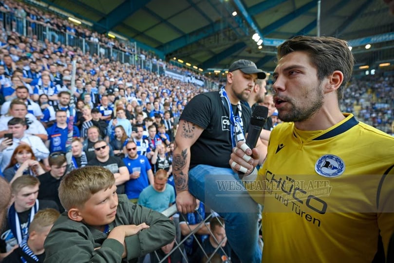 ... inklusive persönlicher Worte an die Südtribüne nach Abpfiff.
