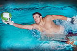 Für das „WESTFALEN-BLATT“ zeigte Stefan Ortega Moreno seine Künste im Juni 2012 auch im Schwimmbad des Trainingslager-Hotels.