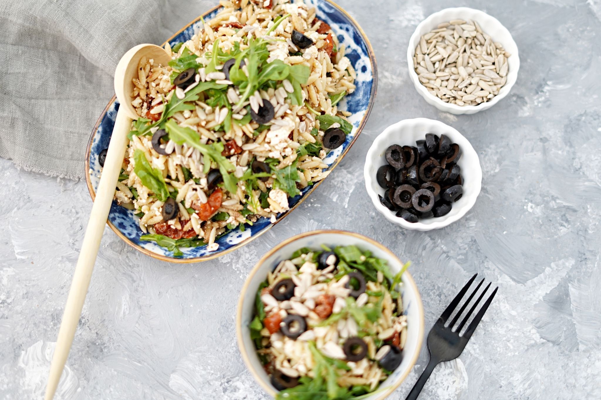 Rezept für Kritharakisalat mit Feta und Oliven