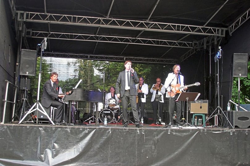 Die Kölner Band zelebrierte die Hits von Udo Jürgens im Innenhof der Burg Lüdinghausen.