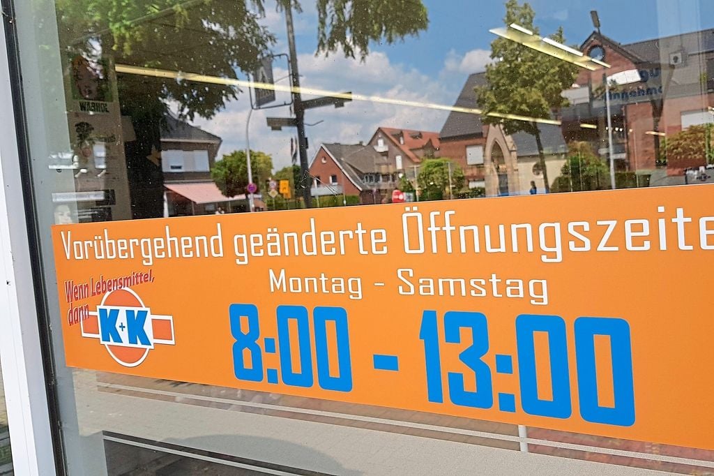 Um 13 Uhr Gehen Die Rollladen Runter