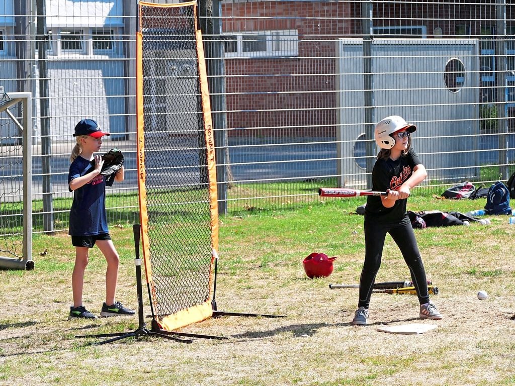 Texaner bringen Kindern Baseball bei