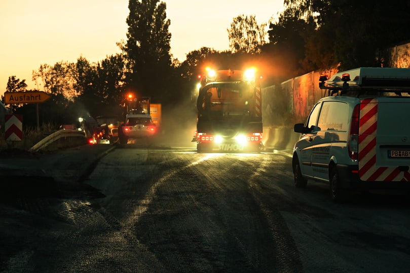 Die insgesamt rund 3,7 Millionen Euro teure Fahrbahnsanierung auf der B 51 hat in der Nacht zum Samstag planmäßig begonnen.