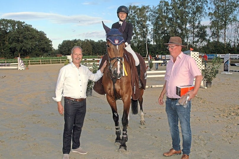 Max Merschformann (RV Osterwick) gewinnt auf Gwen das erste S*-Springen am 2. Juli 2022 bei den Metelener Reitertagen.