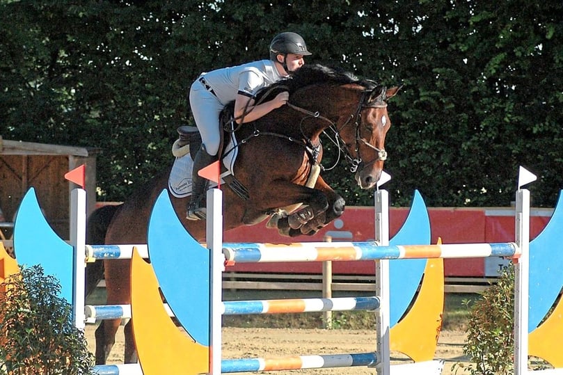 Alexander Gerdener (RV Laer) auf Candy beim S-Springen am 2. Juli 2022 bei den Metelener Reitertagen.