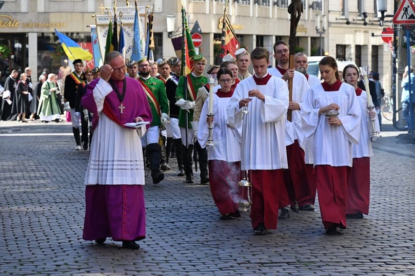 Unter dem Leitwort „Selig, die Frieden stiften, denn sie werden Kinder Gottes genannt“ fand am Sonntag die traditionsreiche große Prozession durch Münster statt. Von der St. Lamberti-Kirche zog es die Teilnehmerinnen und Teilnehmer – auch die ukrainische Gemeinde wirkte bei der Gestaltung mit – zum Domplatz. Dort zelebrierte Bischof Dr. Felix Genn die Eucharistiefeier.