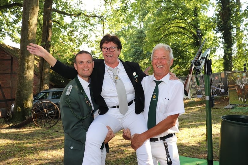 Heidi Rutsch ist die erste Kaiserin in der Geschichte des BSHV. Michael Wessel-Terharn (l.) und Heiner Roggenland (r.) trugen sie nach dem Kaiserschuss zur Theke.