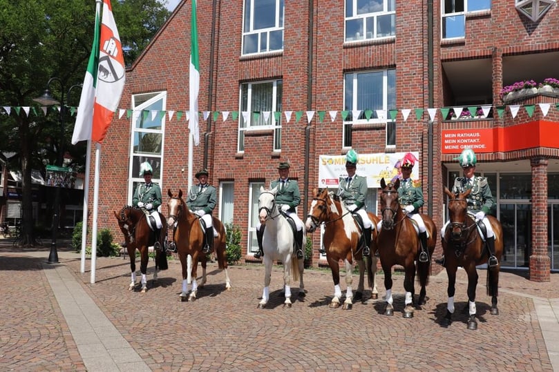 100 Jahre Bürgerschützenverein Everswinkel. Am Sonntag fielen die Entscheidungen an der Vogelstange. Die berittenen Offiziere (v. l.) Martin Gerdemann, Alexander Schlüter, Dennis Rolf, Jürgen Beermann, Oberst Walter Buntenkötter, Johannes Ahlmann-Heuchtkötter.