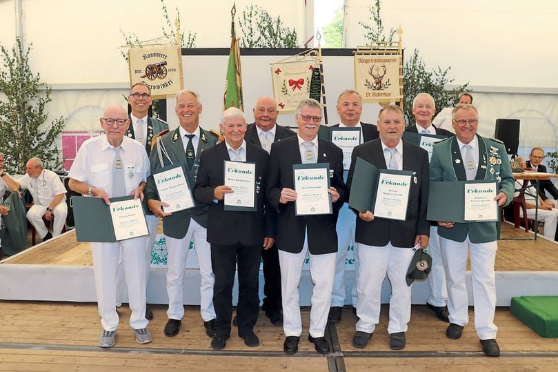 Frühschoppen der Everswinkeler Bürgerschützen am Schützenfest-Montag: Berthold Buntenkötter (2. v. l.) würdigte für 50-jährige Treue zum BSHV (v. l.) Ulrich Wolke, Heiner Roggenland, Heinz Strohbücker, Karl-Heinz Schwermann, Josef Vornholt, Josef Vienenkötter, Werner Schulze Tertilt, Josef Cremann und Reinhard Schulze Tertilt.