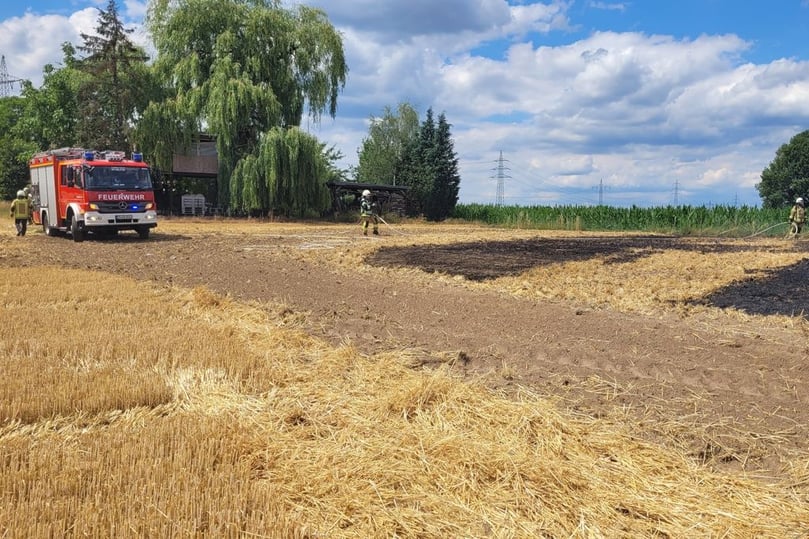 Feuer auf einem Stoppelfeld in Herbern zwischen Greven und Reckenfeld