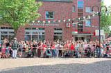 100 Jahre Bürgerschützenverein Everswinkel - Jubiläumsschützenfest 2022: Zur Krönungsfeier auf dem Magnusplatz fanden sich zahlreiche Schaulustige ein.
