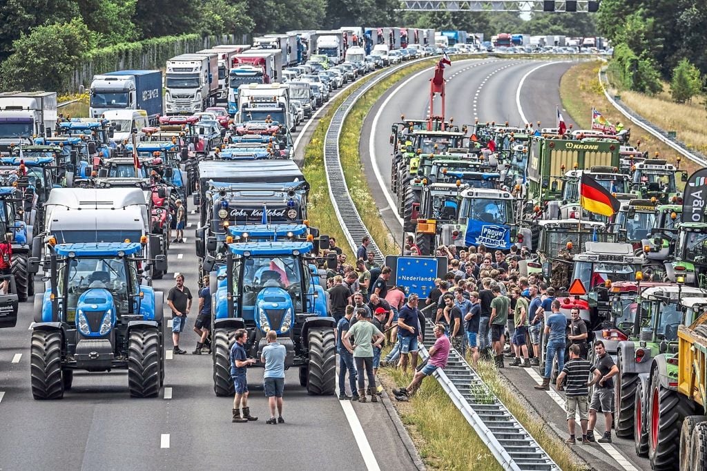 Demos Gegen Umweltauflagen: Niederländische Landwirte Schauen Neidisch ...