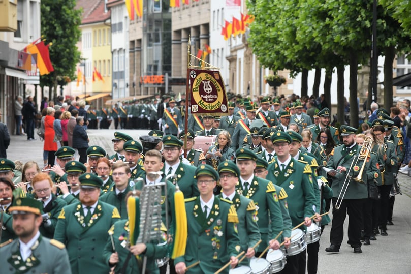  Großer Festumzug auf dem Domplatz und der Innenstadt.