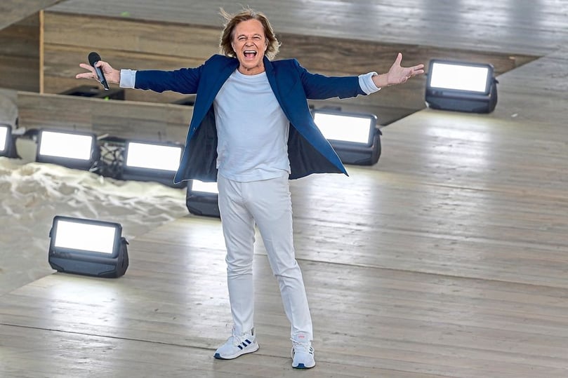 Sänger Jürgen Drews steht bei der Sendung „Die große Schlagerstrandparty 2022“ im Amphitheater in Gelsenkirchen auf der Bühne.