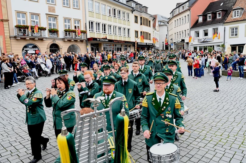 Großer Festumzug auf dem Domplatz und der Innenstadt.